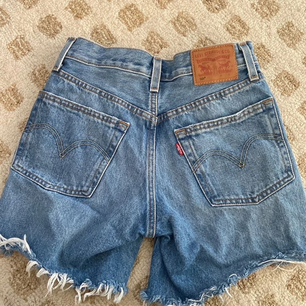 Levi’s 501 Jean shorts - Picture 2 of 4